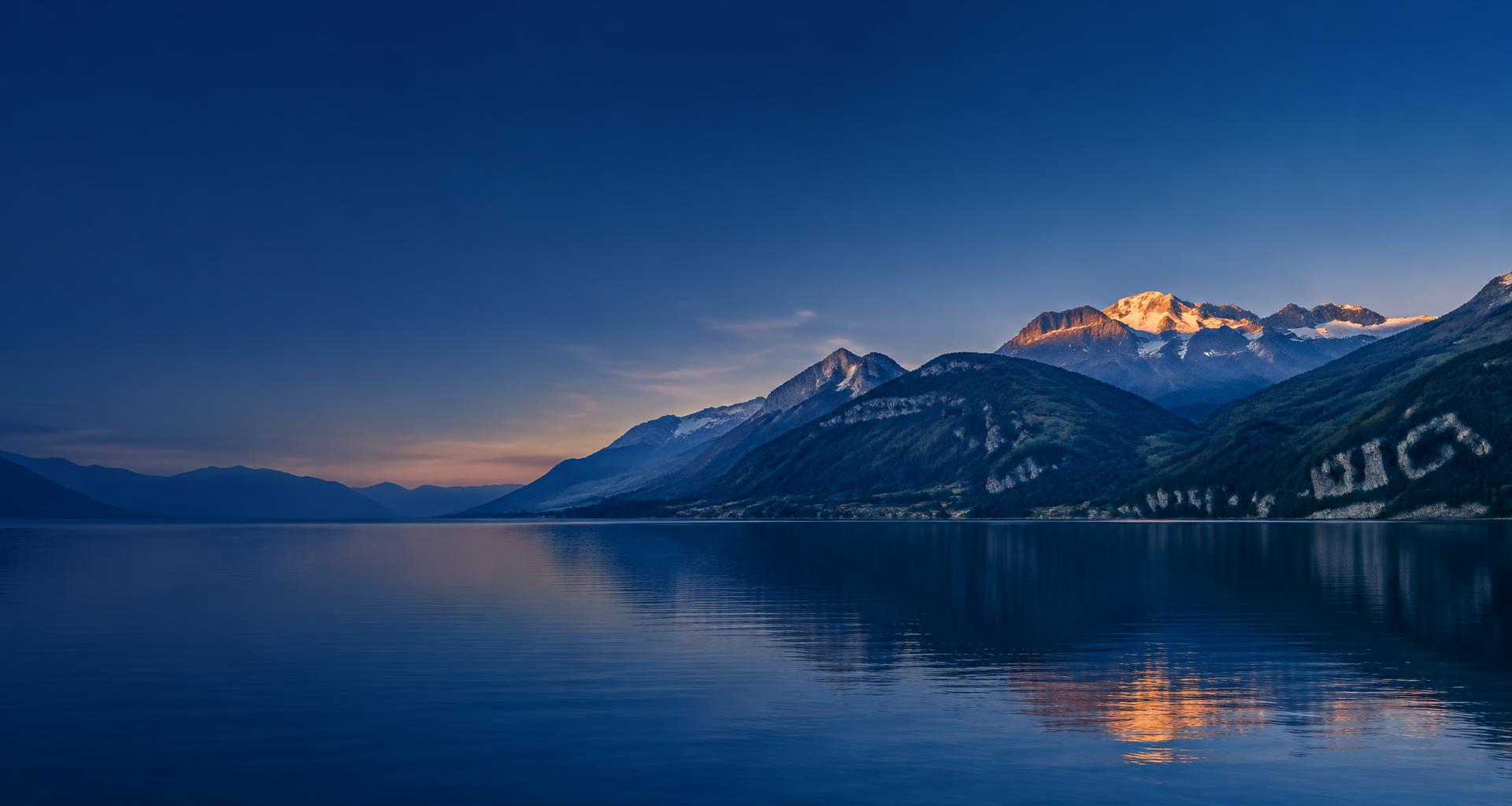 Le lac d’Annecy et les sommets des Alpes